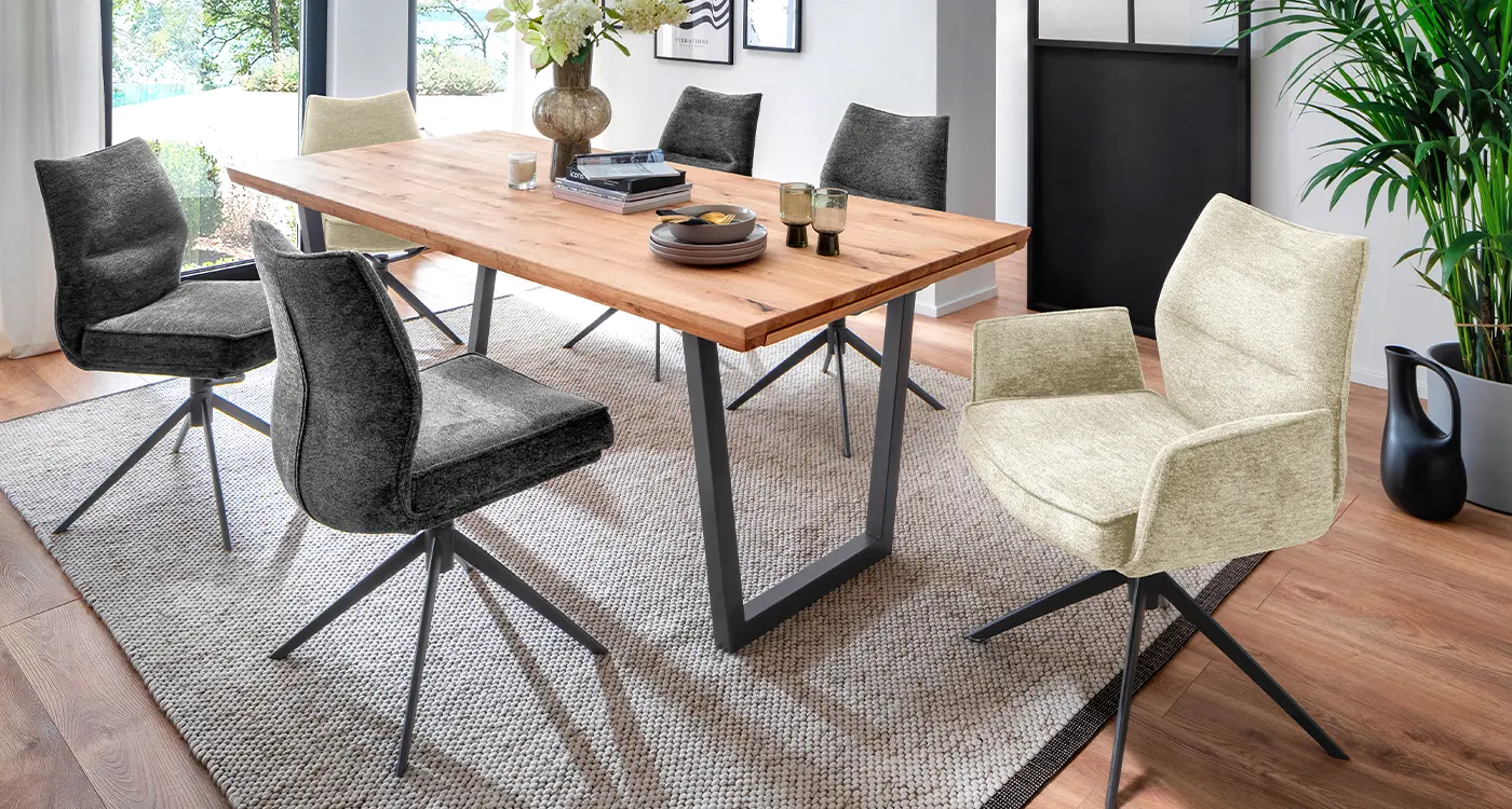 Esszimmer mit Stoff Drehstühlen und ausziehbarem Holztisch