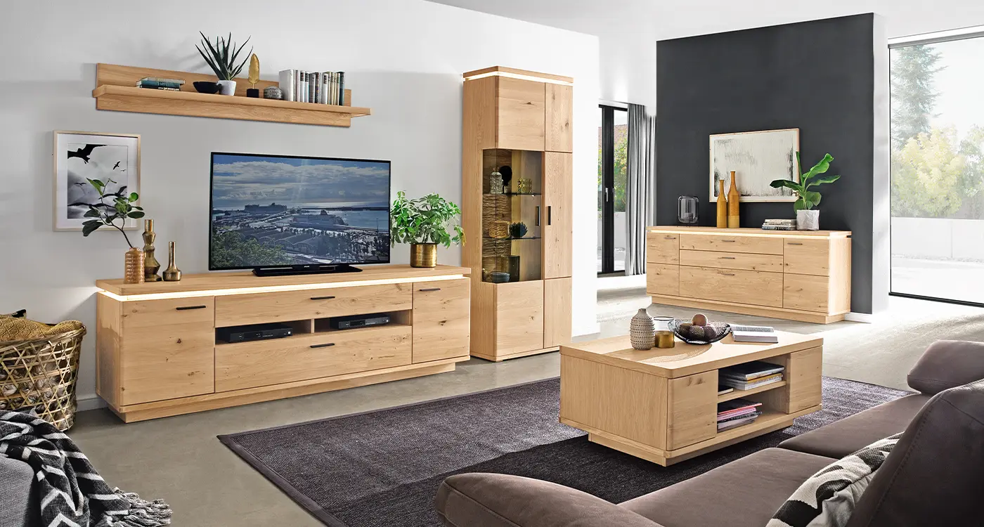 Wohnzimmer in Naturholz mit Sideboard, Highboard, Wohnzimmertisch und Schrank